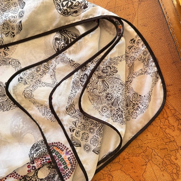 Skull Pattern Scarf - Black piping and light blue background - Picture 3 of 7